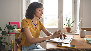Junge Frau verwendet das Kontaktformular.