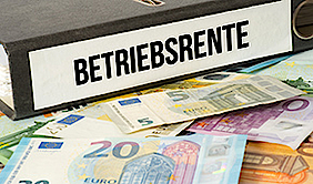 Rückseite eines Ordners mit der Aufschrift "Betriebsrente". Davor liegen Geldscheine.
