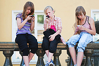 Das Programm "Clemens hilft" soll Eltern unterstützen, das Kinder so zu lange mit dem Smartphone surfen.