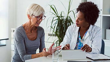 Ältere Frau möchte bei der neuen Ärztin eine zweite Meinung einholen.