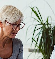 Eine Ärztin und eine Patientin sitzen sich gegenüber. Die Ärztin spricht mit der Patientin und berät sie.