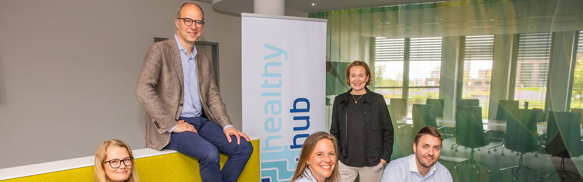 Gruppenfoto mit den fünf Jury-Mitgliedern des Krankenkassenwettbewerbs Healthy Hub 2025