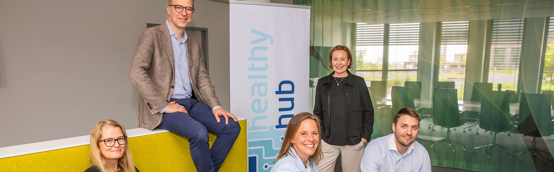 Gruppenfoto mit den fünf Jury-Mitgliedern des Krankenkassenwettbewerbs Healthy Hub 2025