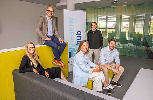 Gruppenfoto mit den fünf Jury-Mitgliedern des Krankenkassenwettbewerbs Healthy Hub 2025