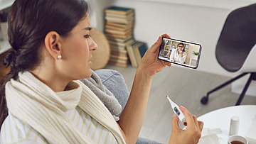 Frau ist krank und lässt sich Online über die TeleClinic beraten.