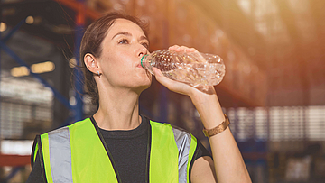 Schichtarbeiterin bei einer Trinkpause.