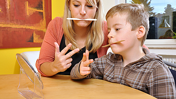 Der Junge lernt mit der Kasseler Stottertherapie das flüssige Sprechen.