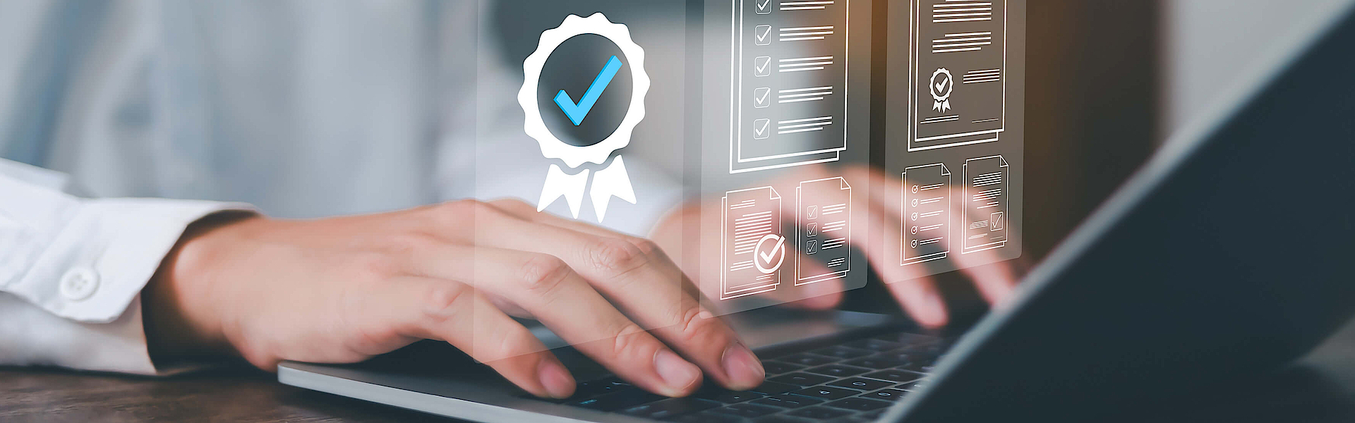 Hände auf Laptop es werden Symbole: Compliance, Qualitätssicherung und mehr dargestellt.