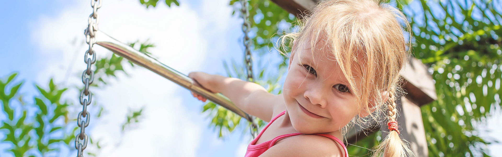 Das Kind auf dem Spielplatz nimmt am Potzblitz Kinderbonus teil.