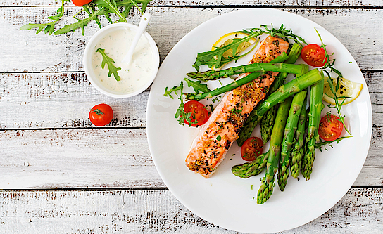 Ein Low Carb Mittagessen: Lachs mit Gemüse.