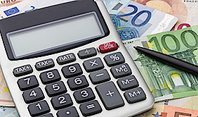 Taschenrechner liegt auf Euro-Scheinen