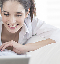 Mann und Frau schauen gemeinsam in ein Tablet.