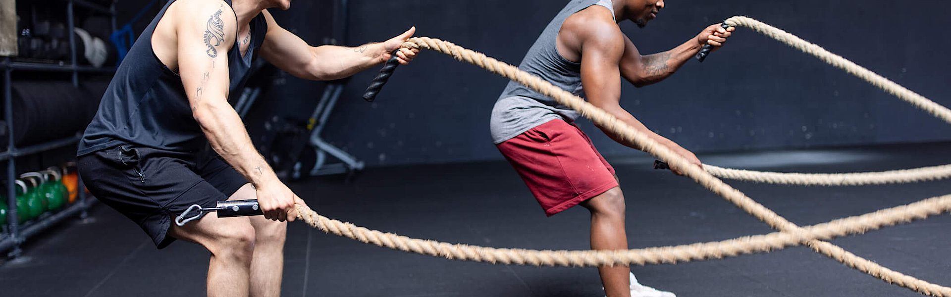 Zwei Männer machen Cardio Training mit Battle Ropes
