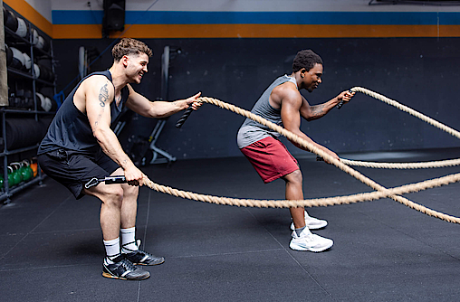 Zwei Männer machen Cardio Training mit Battle Ropes