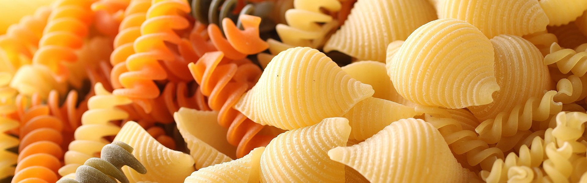 verschiedene Sorten Pasta z.B. Hörnchen und Spiralnudeln