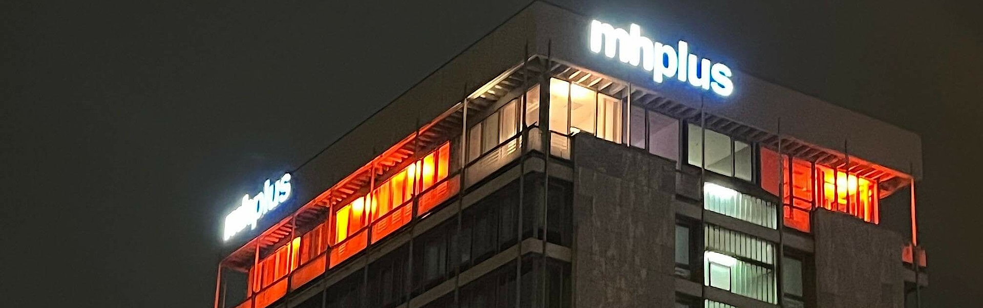 Das Gebäude der mhplus erstrahtl in Organge. Wir setzen damit ein Zeichen und sind bei der Orange the World-Initative dabei.