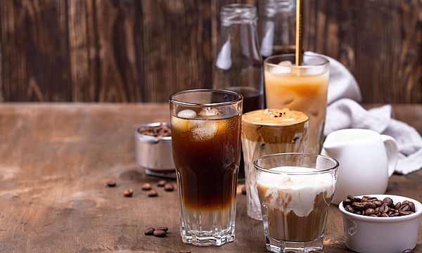 Verschiedenes trendige Kaffeekochen. Cold Brew Kaffee, Espressotöne, Eis Latte und Dalgona Kaffee.