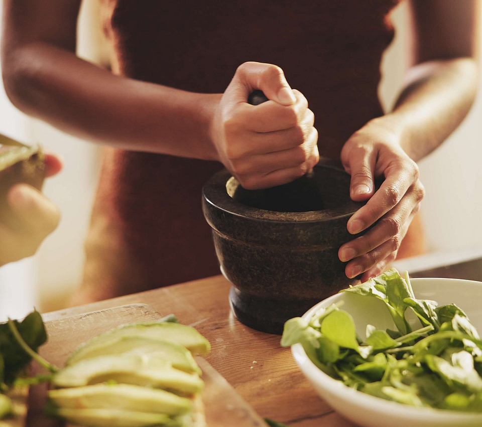 Mit gezielter Ernährung chronische Entzündungen reduzieren. Es wird gemeinsam gekocht.