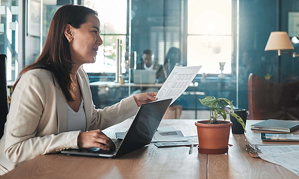 Die Beschäftigte bespricht etwas mit einer Kollegin.