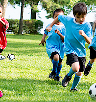 Eine Gruppe Kinder spielt Fußball.