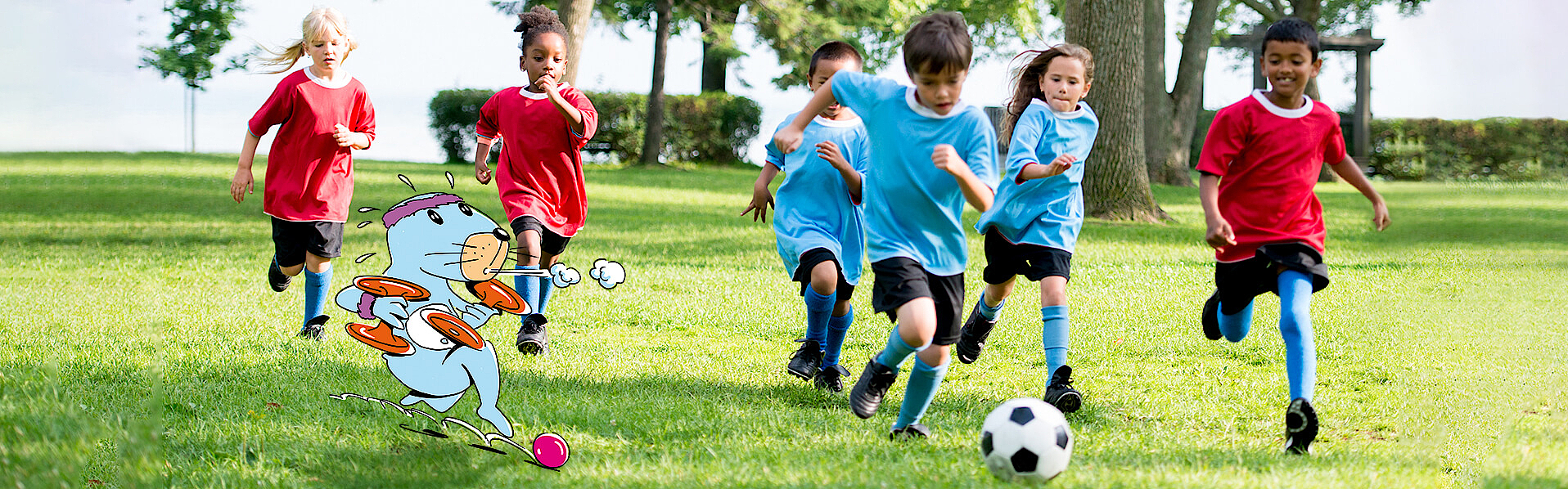 Eine Gruppe Kinder spielt Fußball.