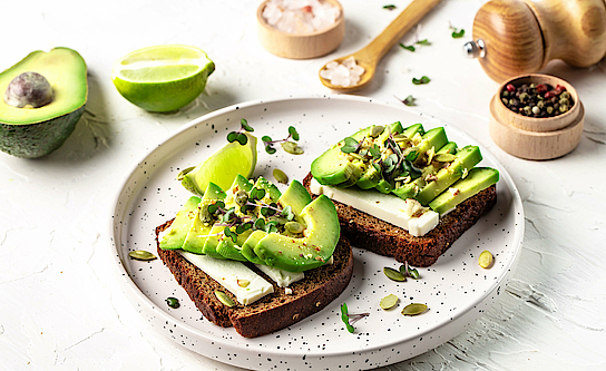 Ein Low Carb-Abendessen: Vollkornbrot mit Avocado.