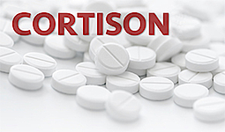 Nahaufnahme weißer Tabletten auf weißem Untergrund. Schriftzug "CORTISONE" in roten Großbuchstaben.