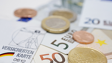 Wenn man zum Beispiel ein Rezept einlöst muss eine Rezeptgebühr mit Geld bezahlt werden.