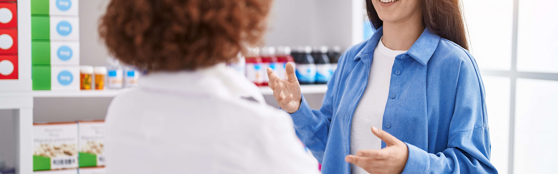 Frau fragt in der Apotheke ab wann ein Schwangerschaftstest sinnvoll ist