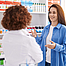 Frau fragt in der Apotheke ab wann ein Schwangerschaftstest sinnvoll ist