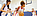 Eine Frauenmannschaft spielt Basketball. Sie sind im Angriff. Der Ball wird gleich in Richtung Korb geworfen.