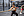 Eine Frau macht im Fitnessstudio Tauziehen und lacht dabei