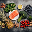 Lebensmittel für eine entzündungshemmende Ernährung auf einem dunklen Untergrund