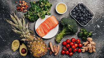 Lebensmittel für eine entzündungshemmende Ernährung auf einem dunklen Untergrund