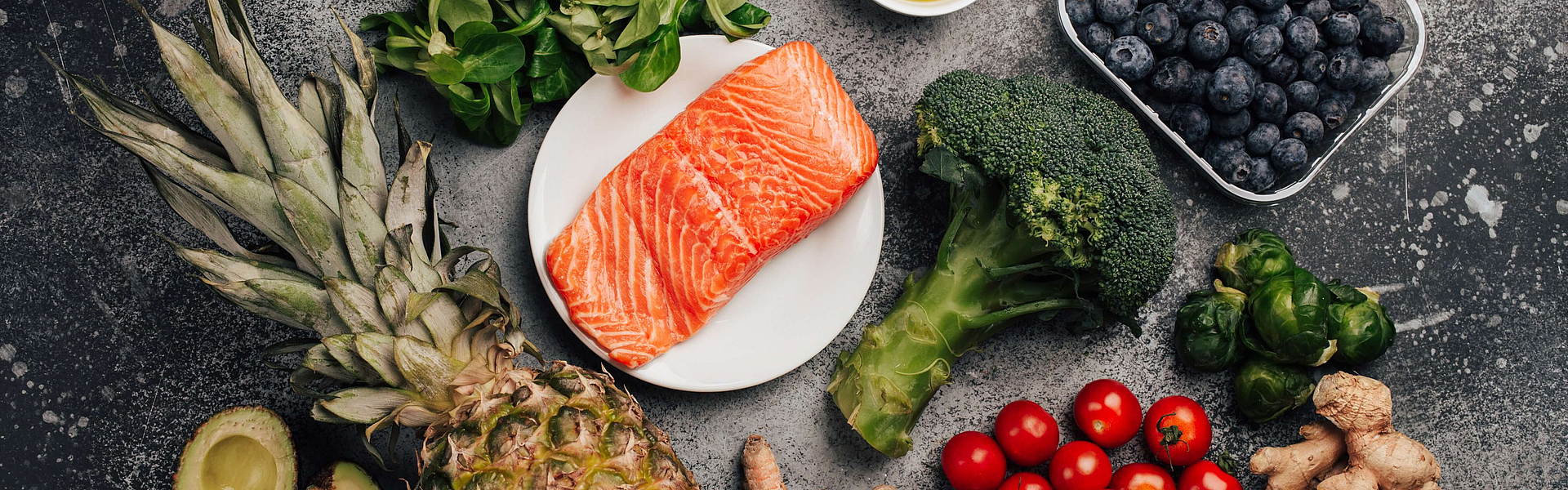 Lebensmittel für eine entzündungshemmende Ernährung auf einem dunklen Untergrund