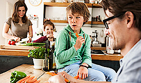Familie beim kochen