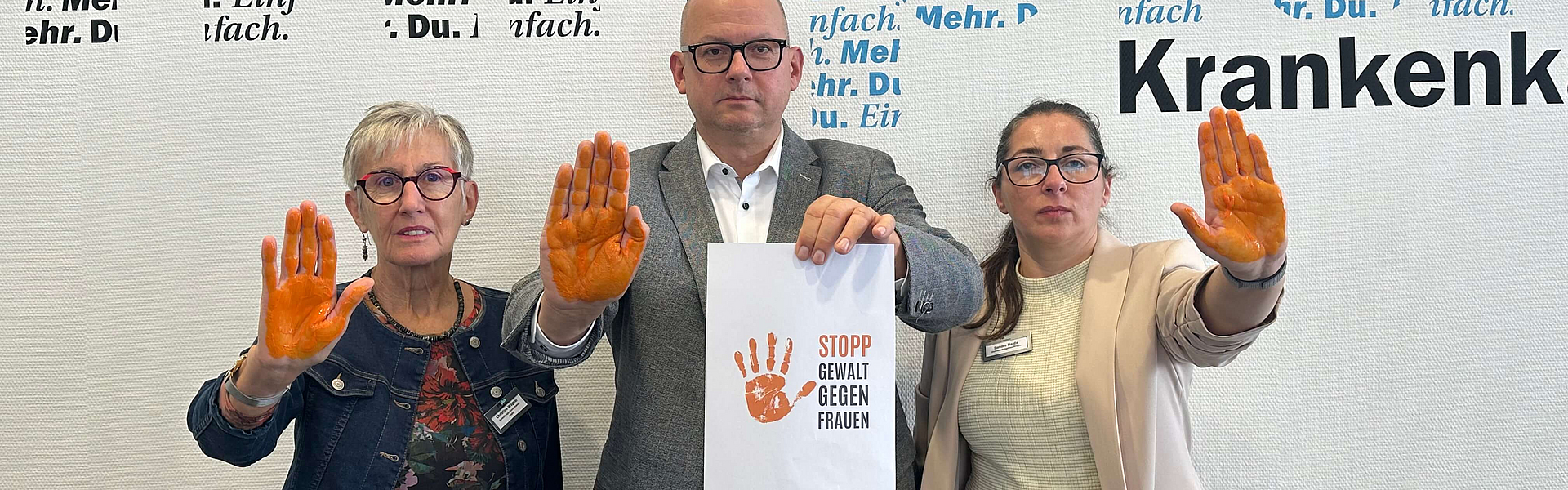 Von links nach rechts: Christine Wagner, Verwaltungsratsvorsitzende, Heiko Kastner, mhplus-Vorstand, Sandra Heide, Gleichstellungsbeauftragte, sagen Nein zu Gewalt gegen Frauen