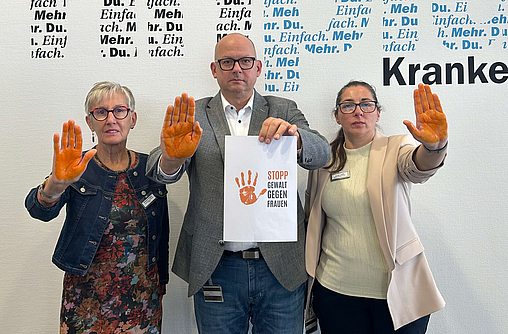 Christine Wagner, Verwaltungsratsvorsitzende, mhplus-Vorstand Heiko Kastner und Gleichstellungsbeauftragte Sandra Heide gegen Gewalt an Frauen (von links nach rechts)