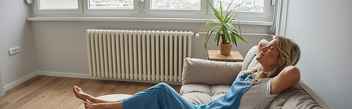 Frau entspannt sich auf dem Sofa Frau liegt entspannt auf einem Sofa