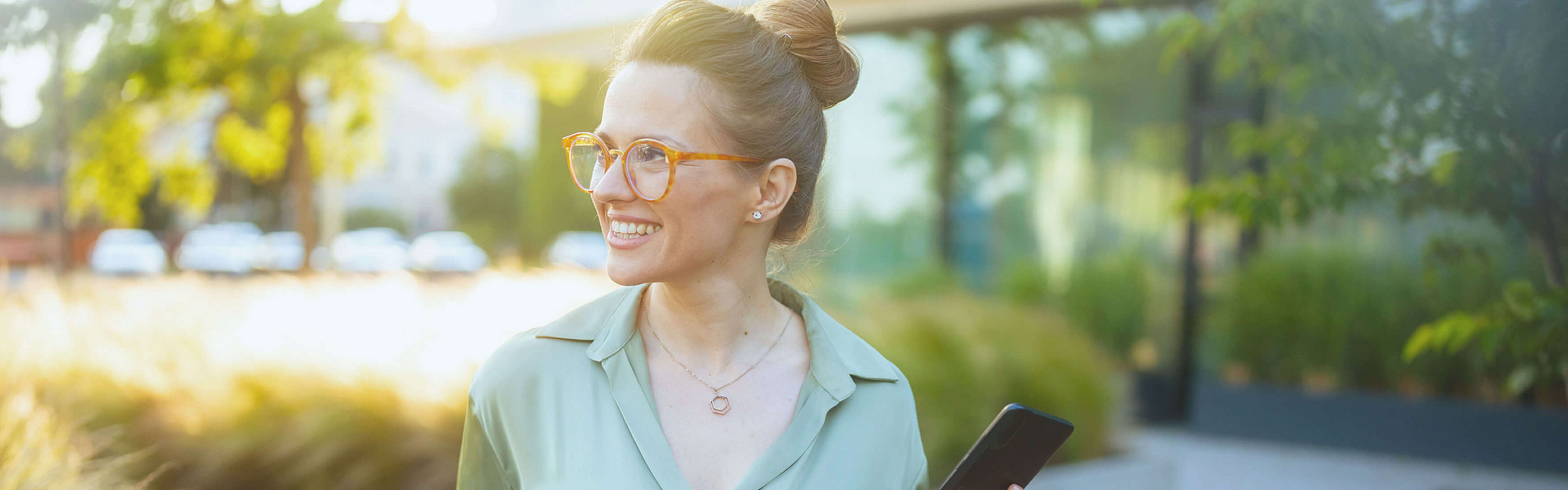 Geschäftsfrau auf dem Weg ins Bürogebäude.