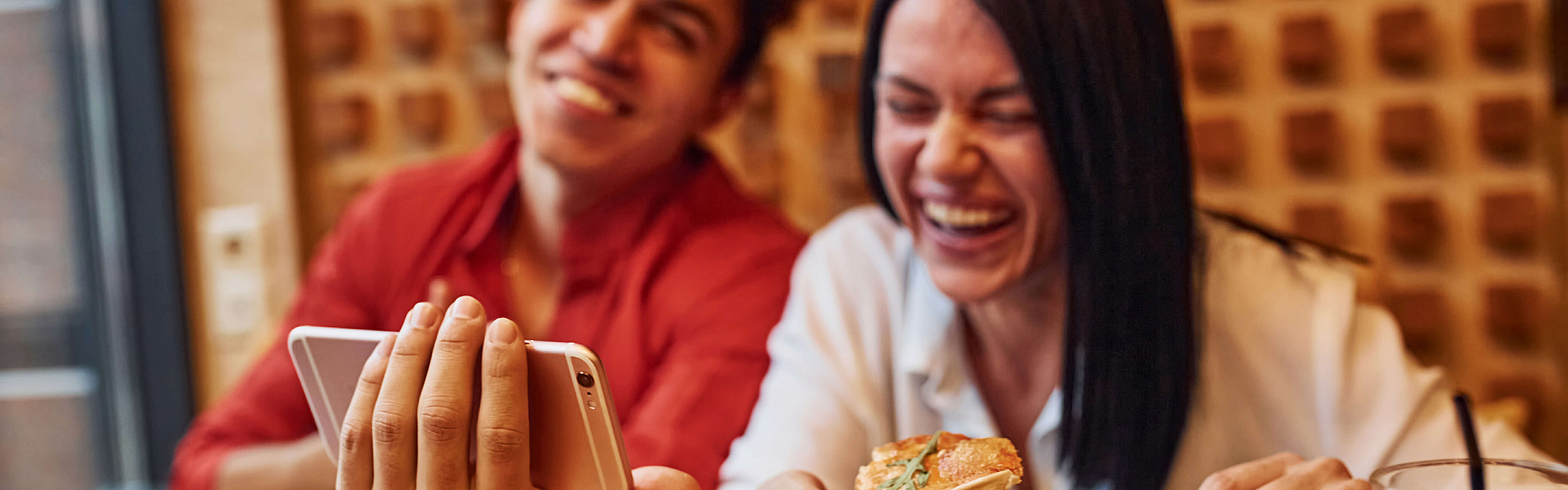 Zu sehen sind zwei jugendliche, die fast-food essen.