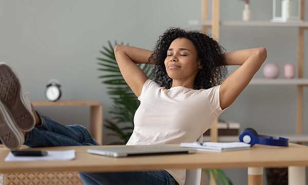 Happy ruhige Studentenschülerin, die sich die Hände hinter dem vollendeten Studium entspannen attem frischer Luft sitzen zu Hause Büro-Schreibtisch fühlen sich Stresslinderung Stressgefühl, Sport träumen genießen Ruhe genießen