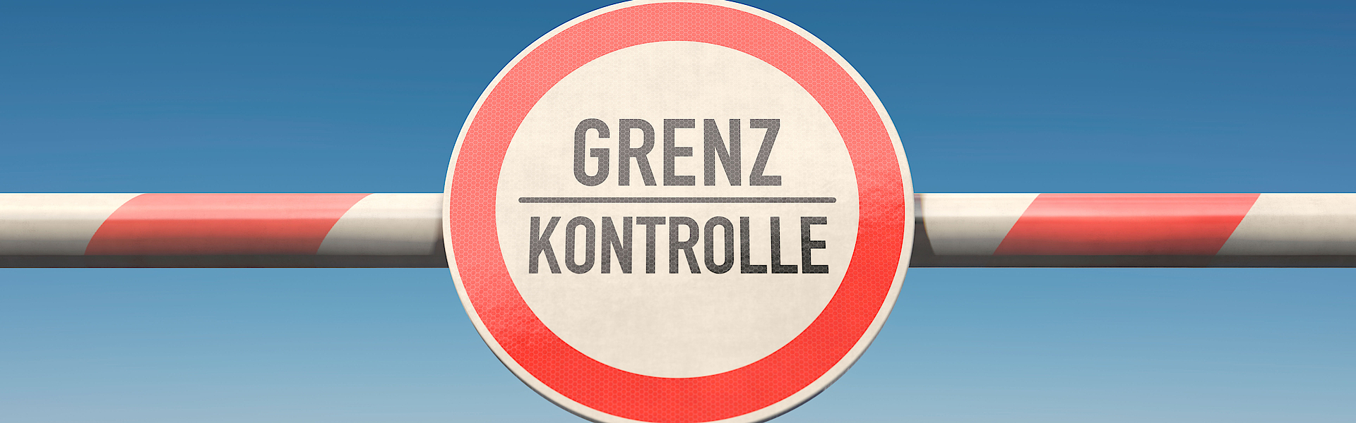 Schranke an einer Grenze mit der Aufschrift Grenze und Kontrolle