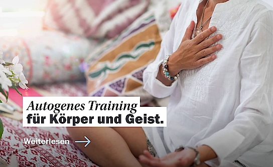 Frau in weißem Hemd im Schneidersitz