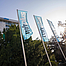 Das Bürogebäude und Hauptsitz der mhplus Krankenkasse in Ludwigsburg mit Flaggen und Bäumen davor