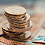 Euro-Münzen auf Euro-Banknoten.