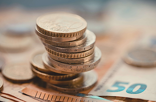 Euro-Münzen auf Euro-Banknoten.