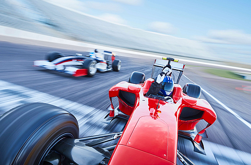 Scheinselbstständigkeit im Motorsport – Gericht bestätigt Sozialversicherungspflicht.