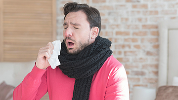 Mann hat einen Schnupfen - er ist krank.
