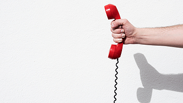 Mit dem roten Telefon kann man wichtige Notrufnummern anrufen.